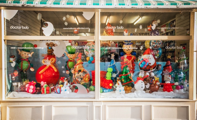 Doctor Bob has a funny Christmas window display, made almost entirely of balloons characters, like Santa’s elves.