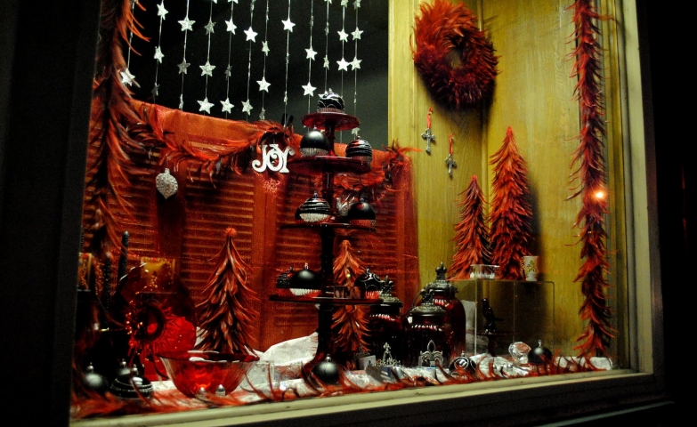 Dried leaves, in a fantastic rusty color, mastered together to form little firs for the Christmas window display.
