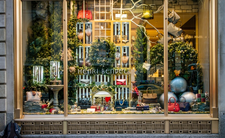 A decor with firs and only three big spheres in the corner but with a big effect for a Christmas window display.