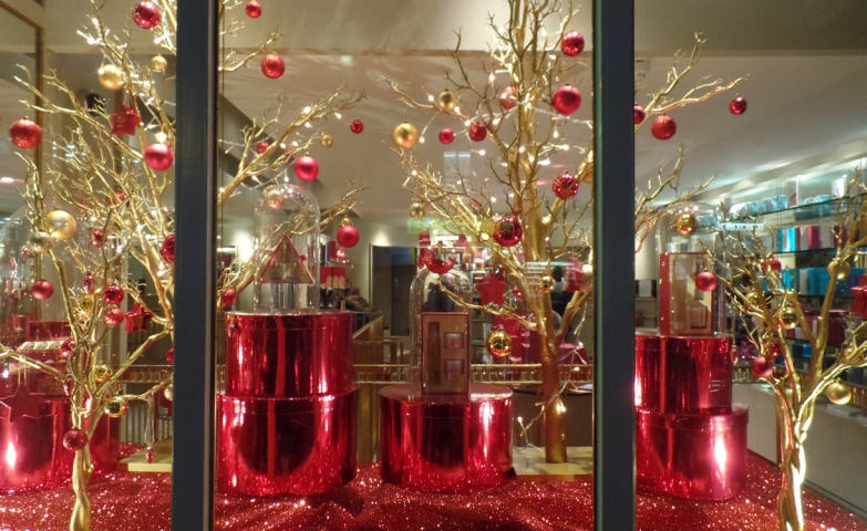 This window display was created based on the Christmas gift packaging, so it was richly decorated with red and gold objects.