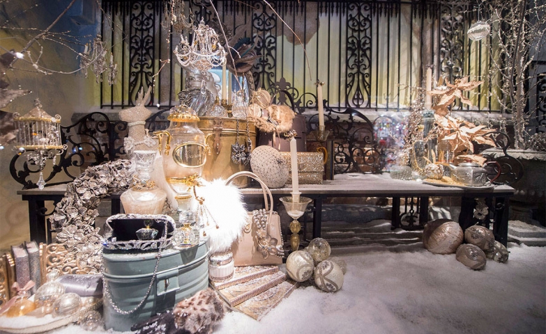 In Harper’s Bazaar window display, we can find a mix between golden and silvery shades, spheres and other details in the same colors.