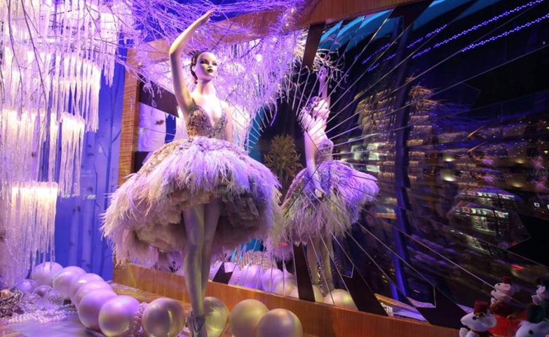 Harrods Christmas window display was designed to be sophisticated, like a ballerina, with a ballerina that can be viewed from two sides, with the help of a broken mirror.