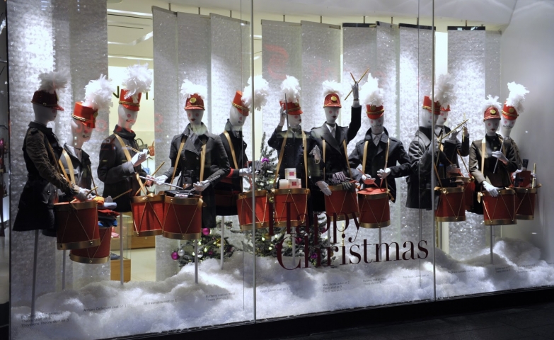 Holt Renfrew wanted to celebrate the Christmas, decorating the window display with a fanfare, on a white background.