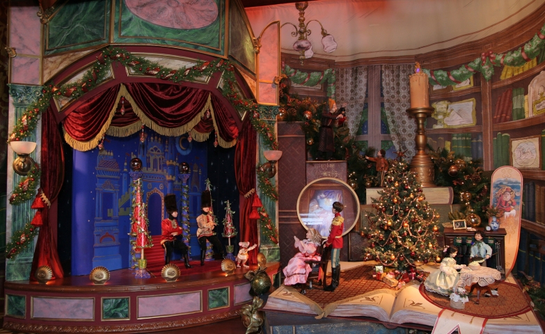 At Lord & Taylor, everything seems to be detached from a fairy-tale: the decor, the puppets, the adorned fir.