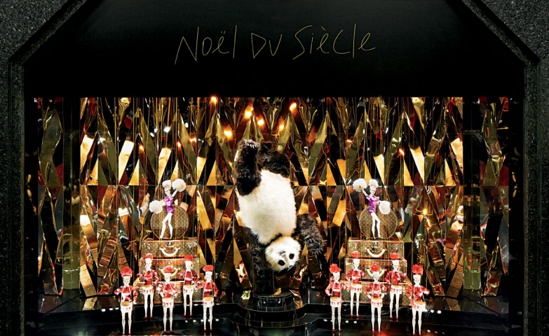 Louis Vuitton has a theme called “Noel du Siecle” which is represented by gold mirrors, and puppets having a show in the Christmas window display.