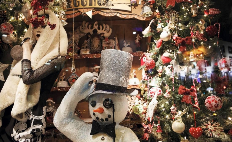 Meet the snowman from the window display, which is taking off the hat in front of the most beautiful time of the year: Christmas.