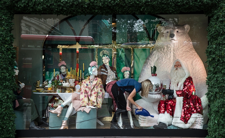 Almost all the important elements for Christmas: people having dinner, polar bear and Santa for this window display.