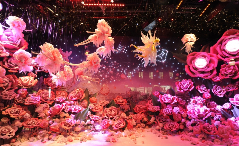 We have found a magic world with flowers and fairies at Printemps in the Christmas window display.
