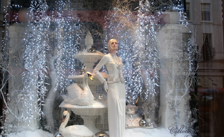 The atmosphere at Ralph Lauren Christmas window display is silvery and iced, in a good combination with the two swans and an elegantly dressed mannequin.
