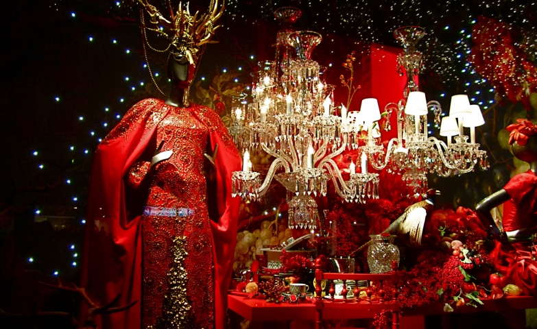 Let’s get festive, like all these decorations from Rue Spontini's Christmas window display: lights, sparkling chandelier, mellow back clothes.