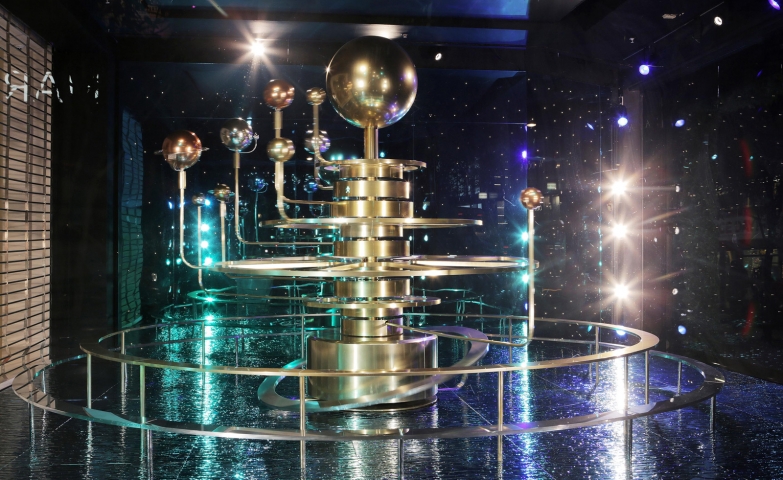 Selfridges has a different theme for Christmas window display, and it’s called “Journey to the stars”.