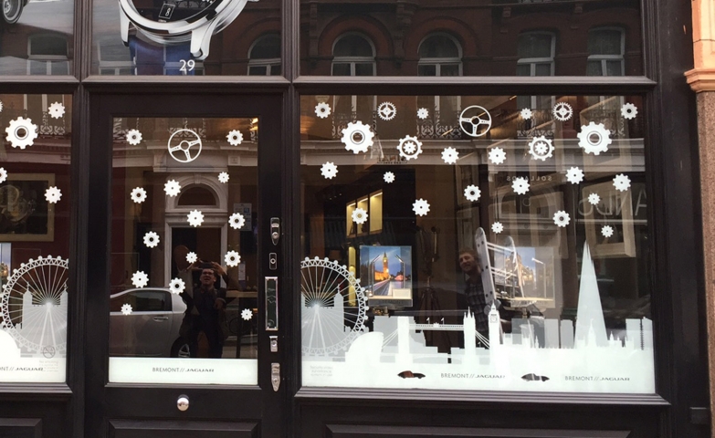 It has been said that simple is the best to make something sophisticated. This Christmas window display is white, clean and decorated only with a few stickers.