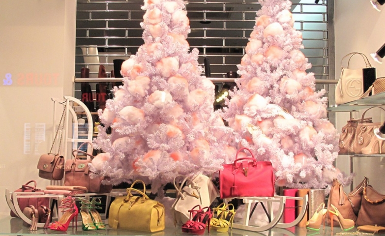 Many women are dreaming of purses under the snowed fir like we can see in this Christmas window display.
